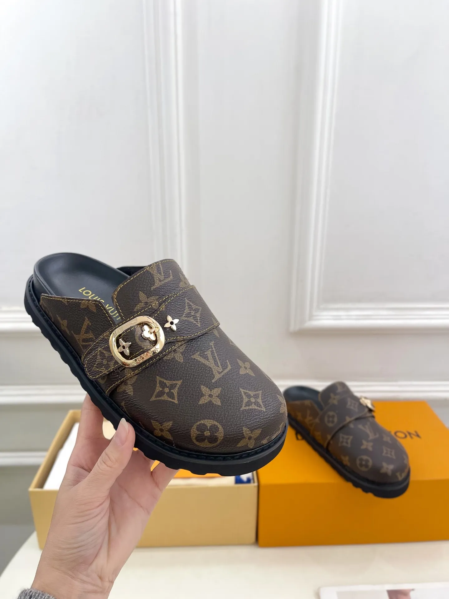 👟👟Ex-factory price 580👟👟 Men's model ➕10 LV | Louis Vuitton 25𝐬𝐬 🧡💚2025 Early spring new model Top version ⚠️ The counter features the latest LV COSY COMFORT metal buckle Bread Mule slippers hard goods new🆕 ❥BS purchasing level! Full of high-end feel! A popular model among bloggers at home and abroad, it’s retro and fashionable and looks amazing on your feet! Mainly recommended models on the official website★ ━━━━━ ЅᏇєєt ━━━━━ ▪️Upper: original specific cowhide/old leather ▪️lining: imported cowhide lining ▪️outsole: original molded outsole ▪️shoe size: women's size 35-39 (customized at 40.41) Men's size 40-44 (45.46 customized)